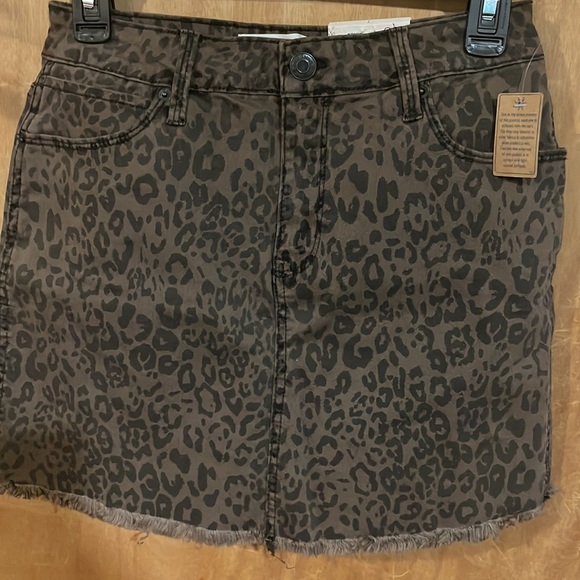 🤎Nwt 5 pocket so pretty leopard frayed him skirt Junior’s size 7 - Picture 3 of 7